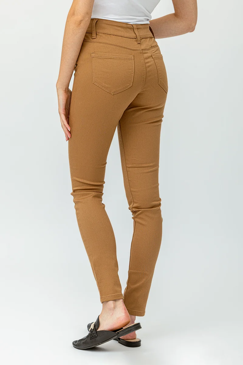 Le jeans étroit sculptant de couleur 2 boutons