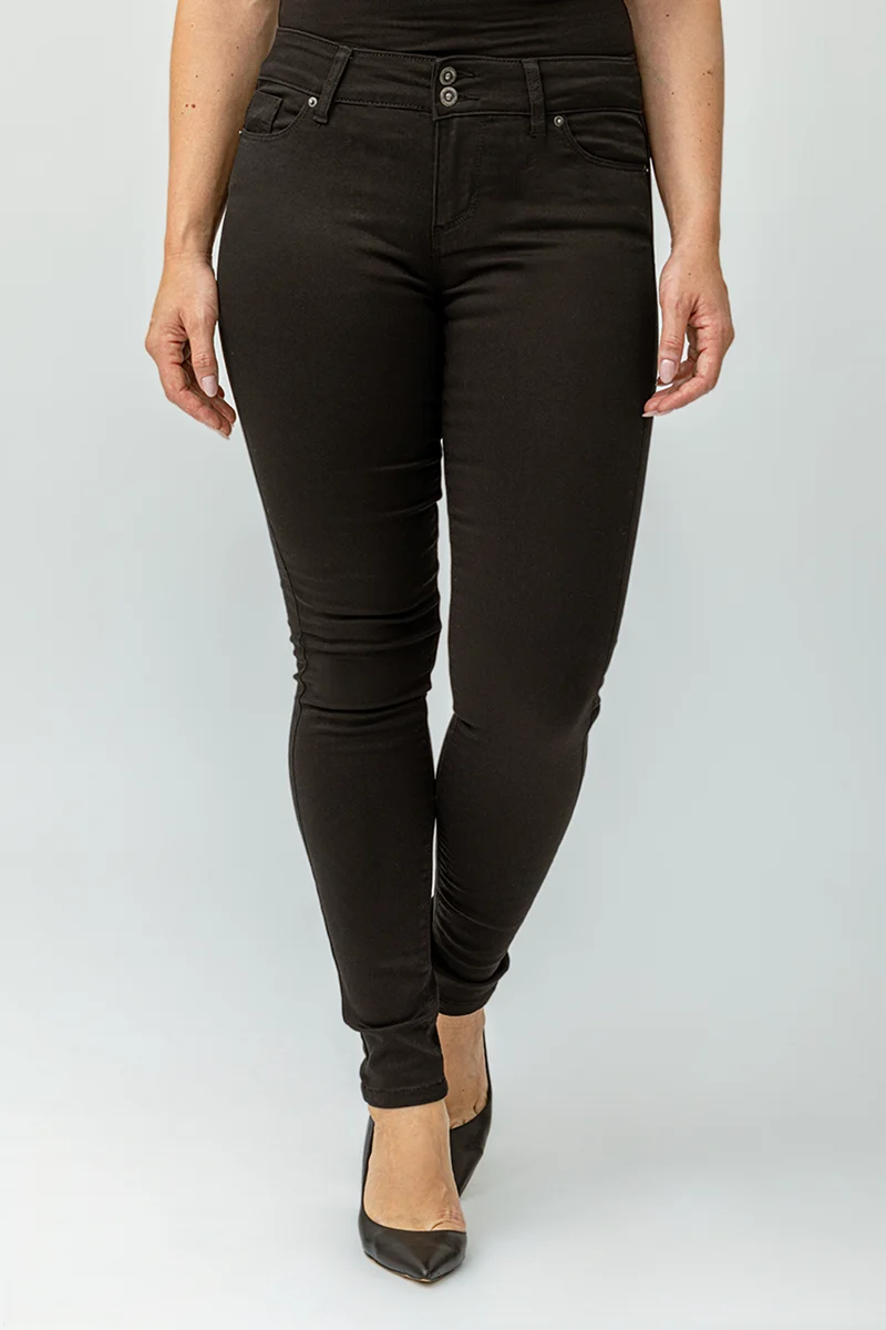 Le jeans étroit sculptant de couleur 2 boutons