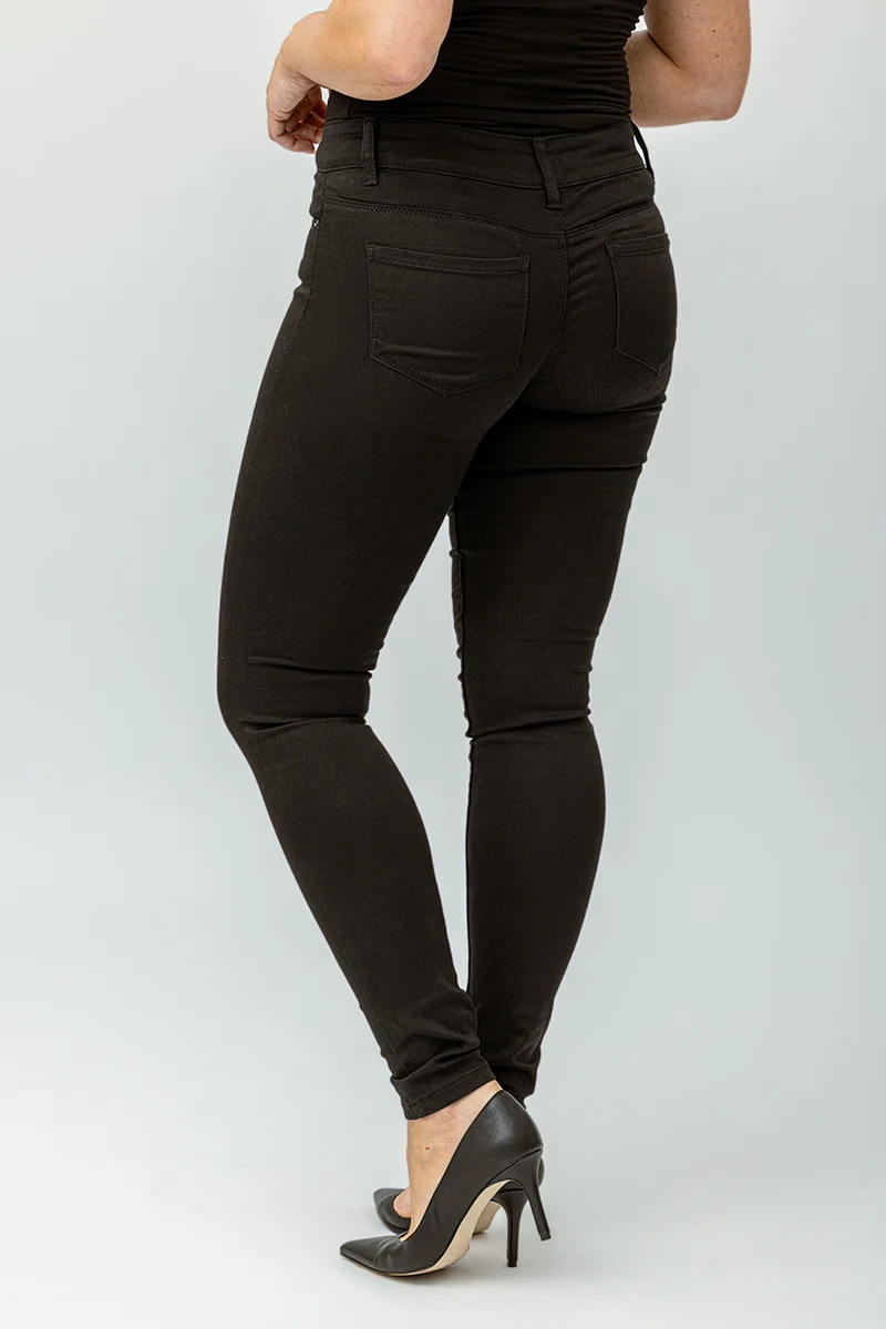 Le jeans étroit sculptant de couleur 2 boutons