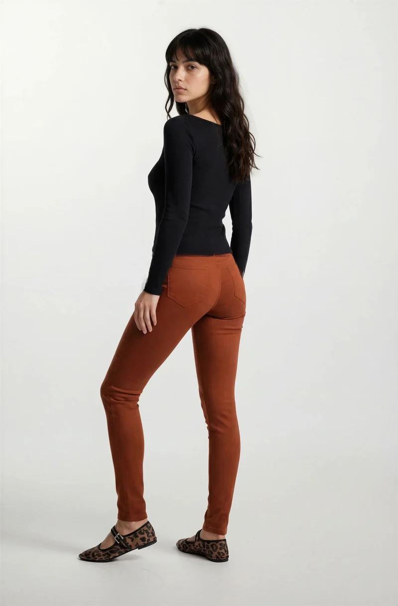 Le jeans Sophia (Skinny) de couleurs effet suède