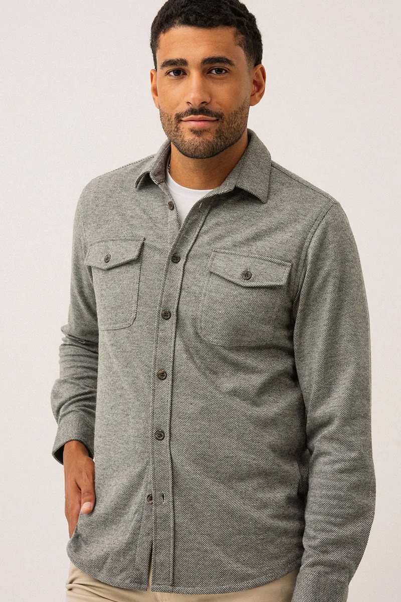 Le chemise en tricot sergé