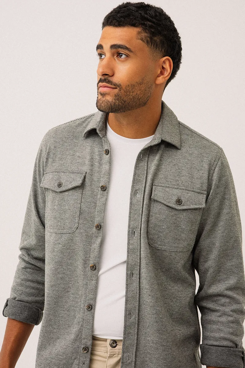 Le chemise en tricot sergé