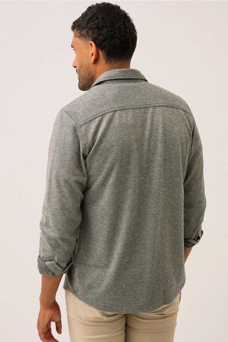 Le chemise en tricot sergé