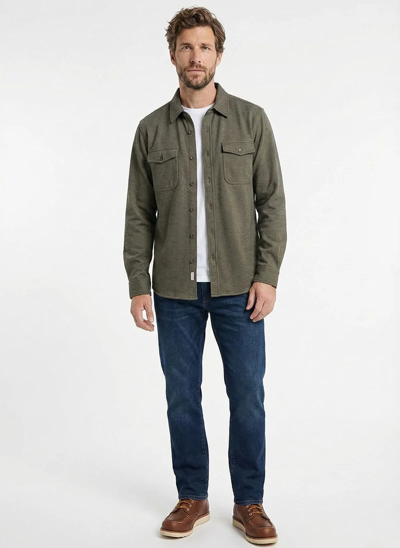 Le chemise en tricot sergé