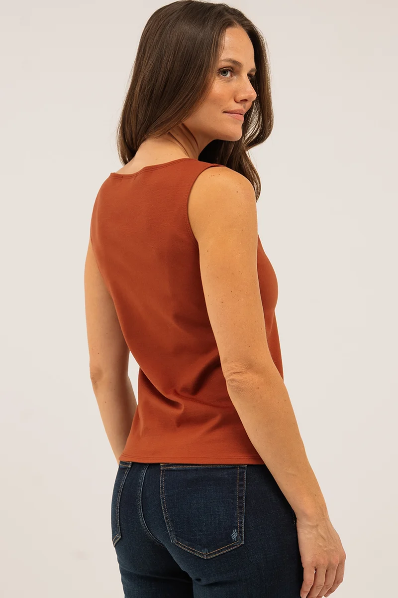 La camisole ajustée en tissu scuba