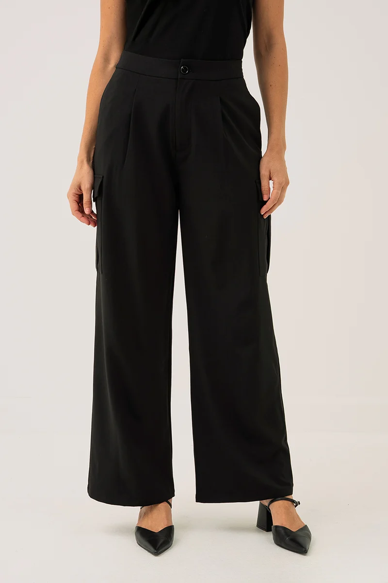 Le pantalon noir propre avec poches cargo