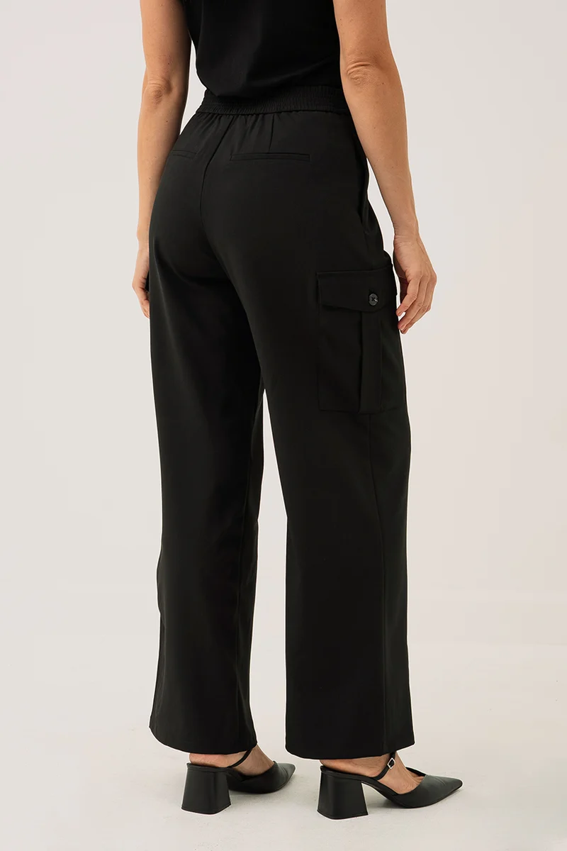 Le pantalon noir propre avec poches cargo