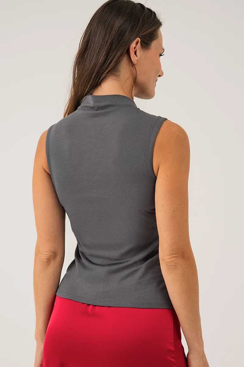 La camisole près du corps avec col montant