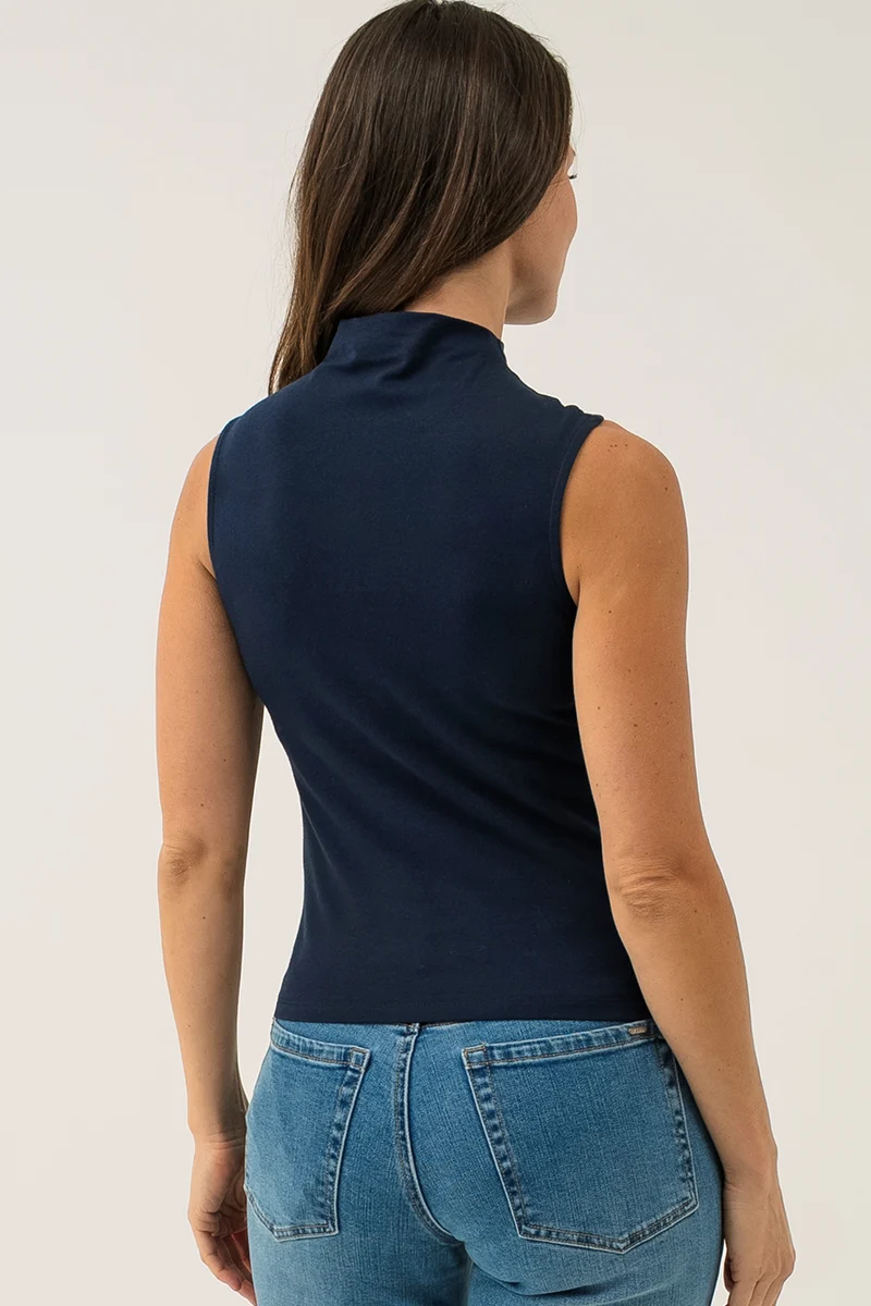 La camisole près du corps avec col montant