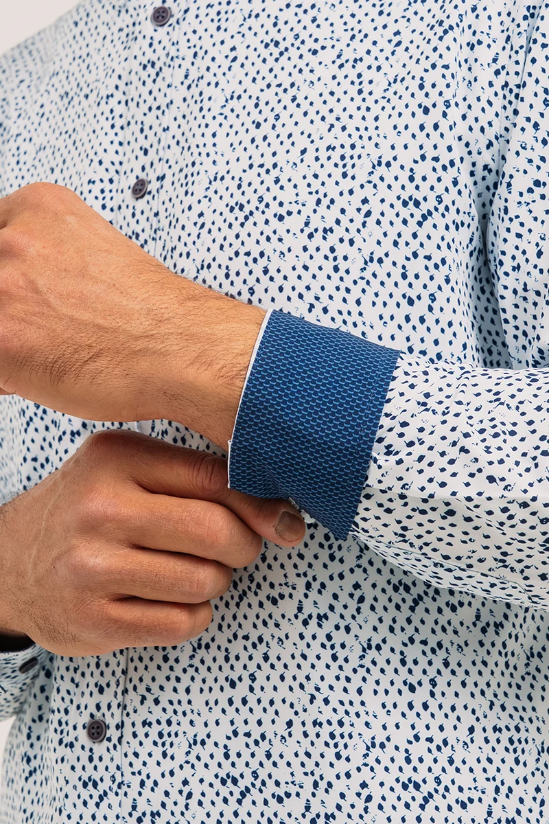 La chemise indigo à motif à pois abstrait