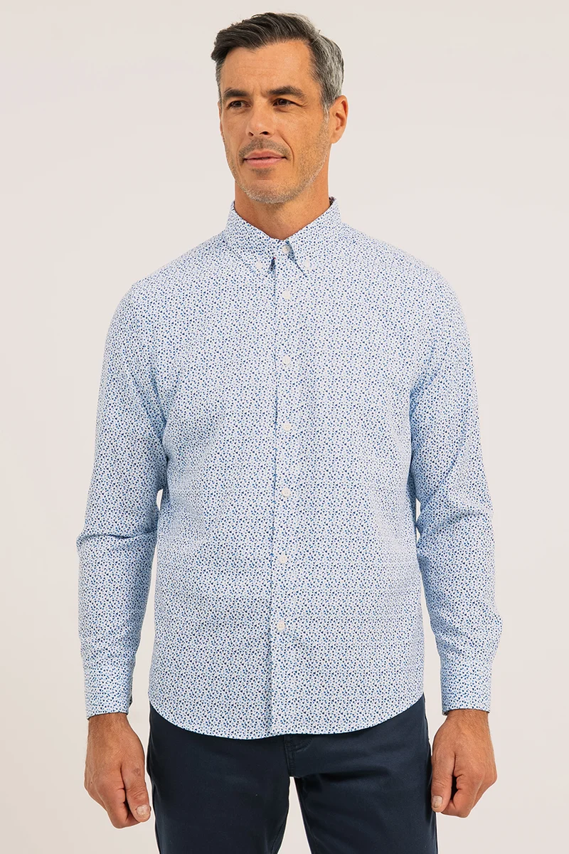 La chemise à motif bleuté