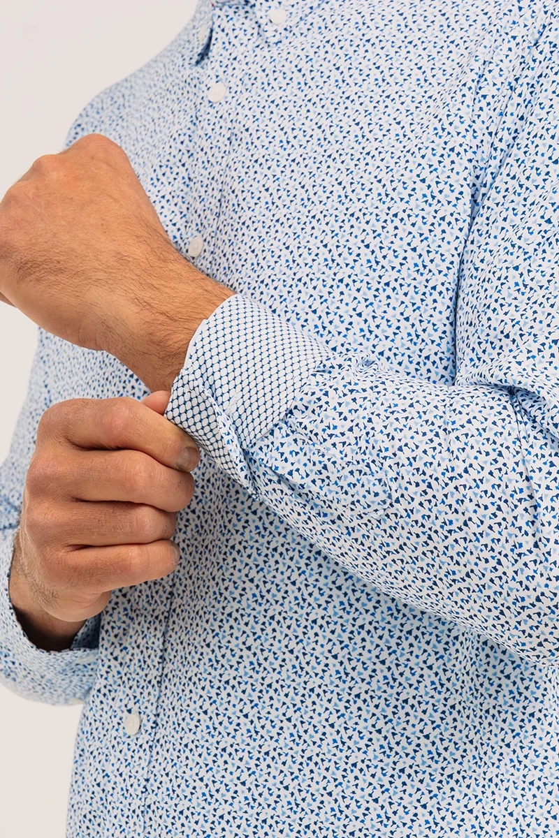 La chemise à motif bleuté