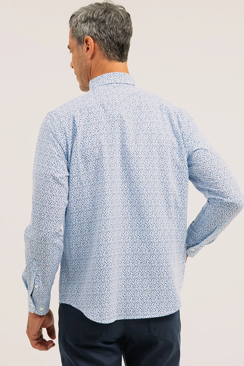 La chemise à motif bleuté