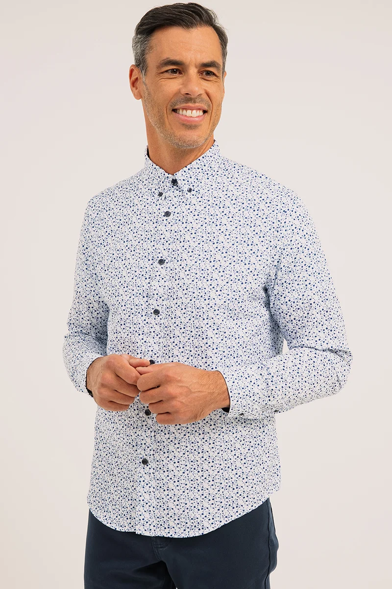 La chemise blanche à motif floral