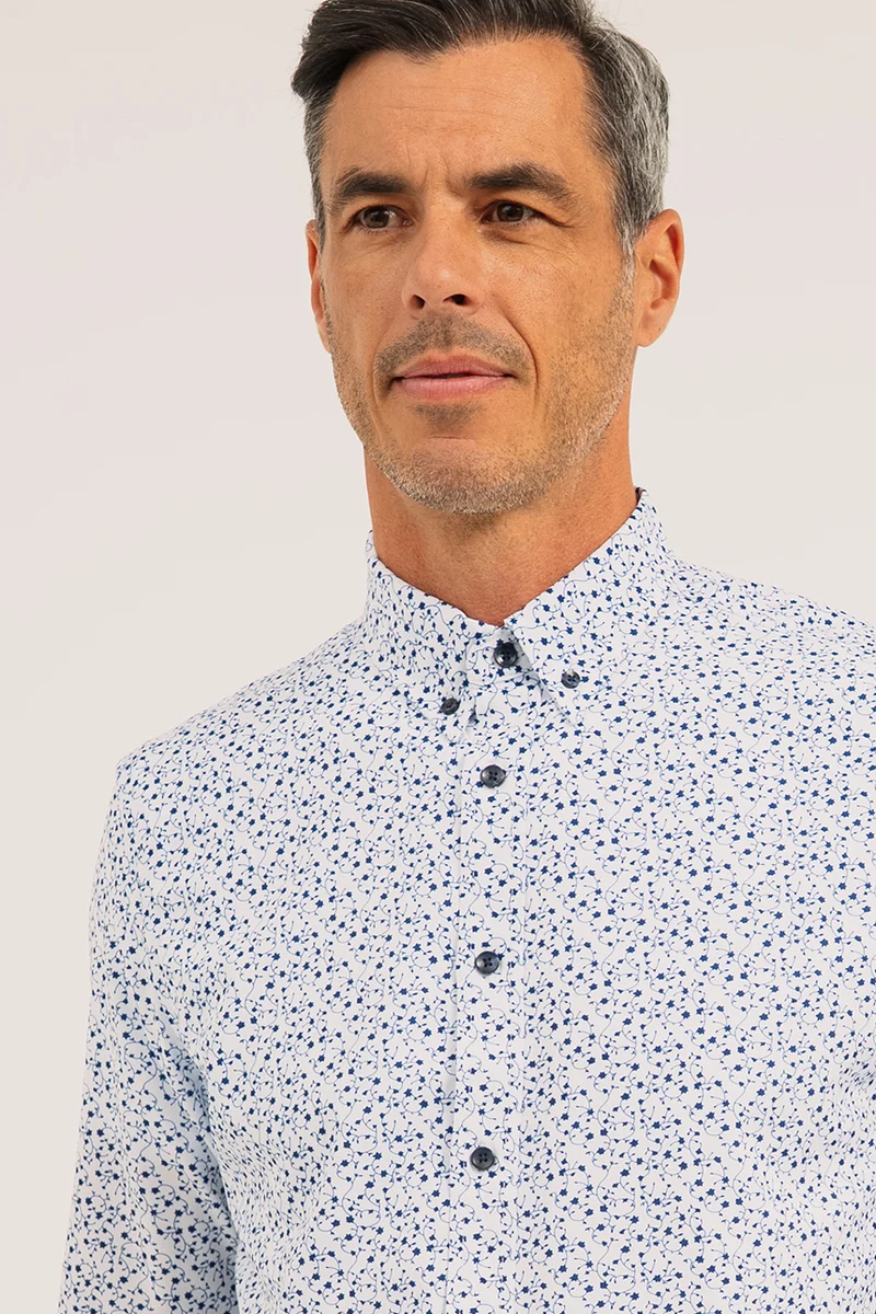 La chemise blanche à motif floral