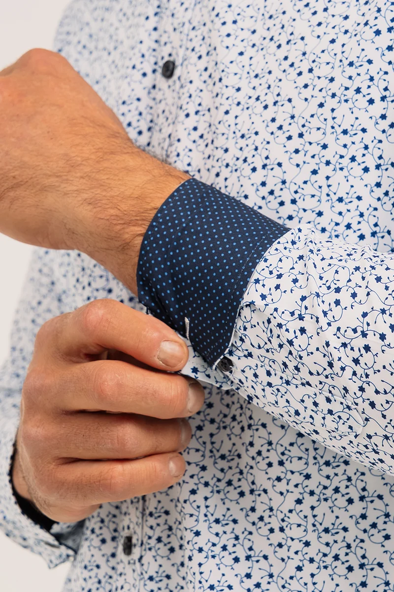 La chemise blanche à motif floral