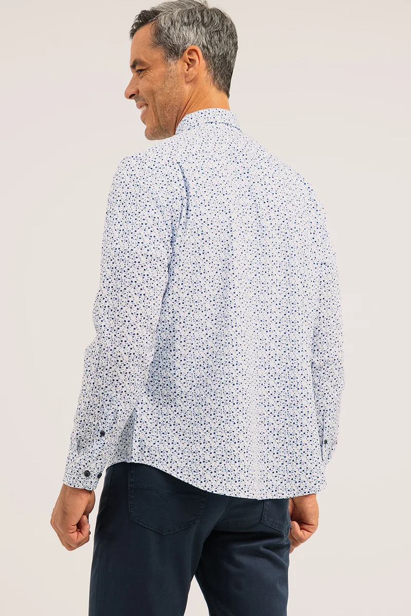 La chemise blanche à motif floral