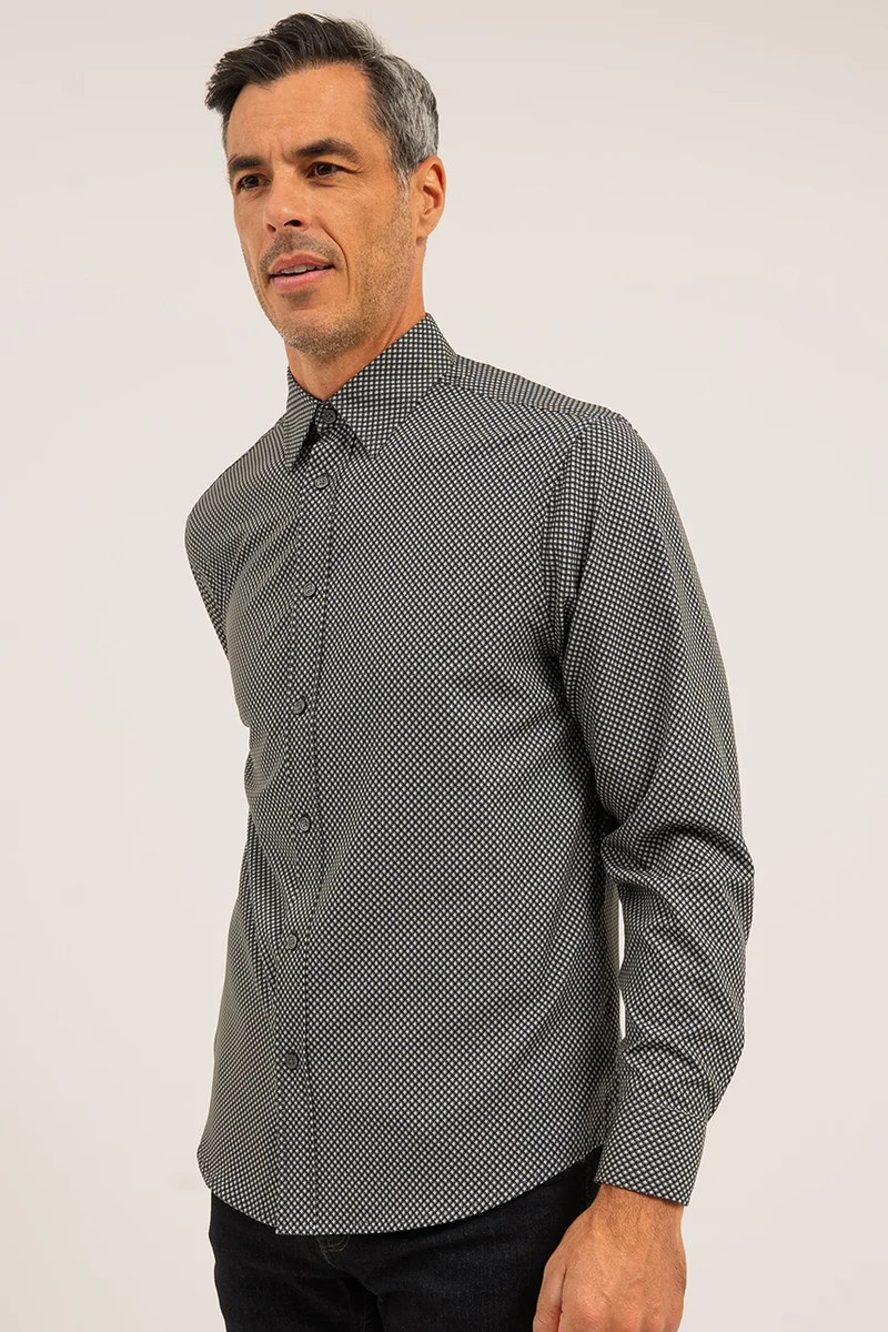 La chemise grise à motif géométrique