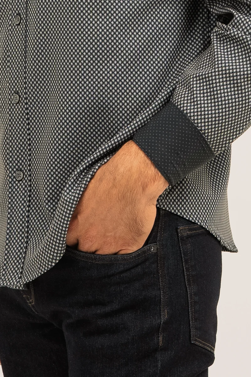 La chemise grise à motif géométrique