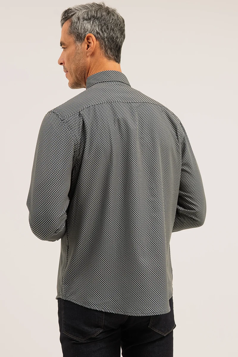 La chemise grise à motif géométrique