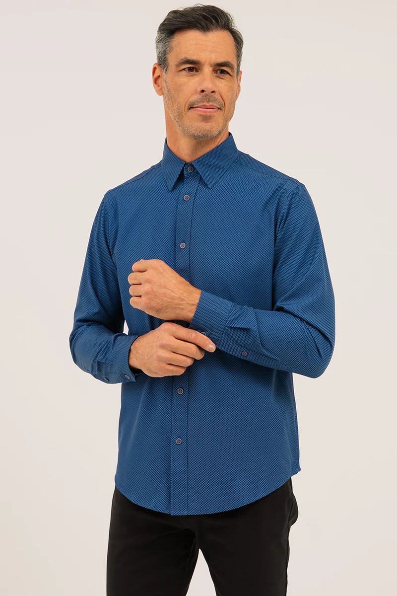 La chemise à petit motif ton sur ton