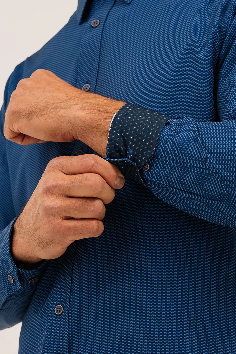La chemise à petit motif ton sur ton
