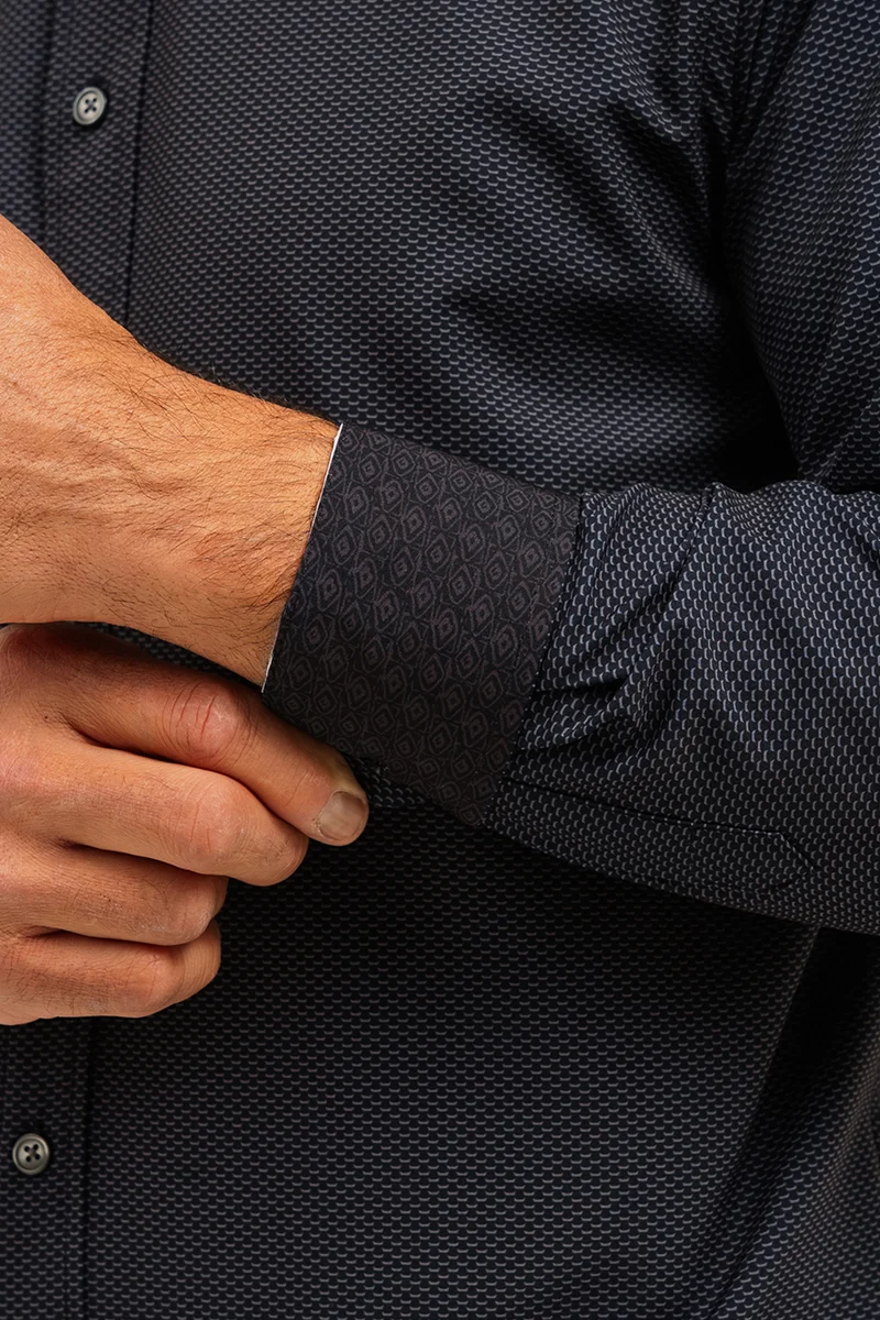 La chemise à petit motif ton sur ton