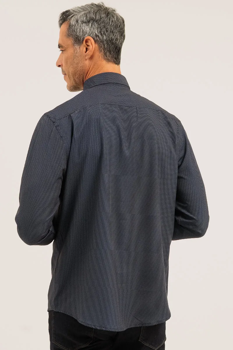 La chemise à petit motif ton sur ton
