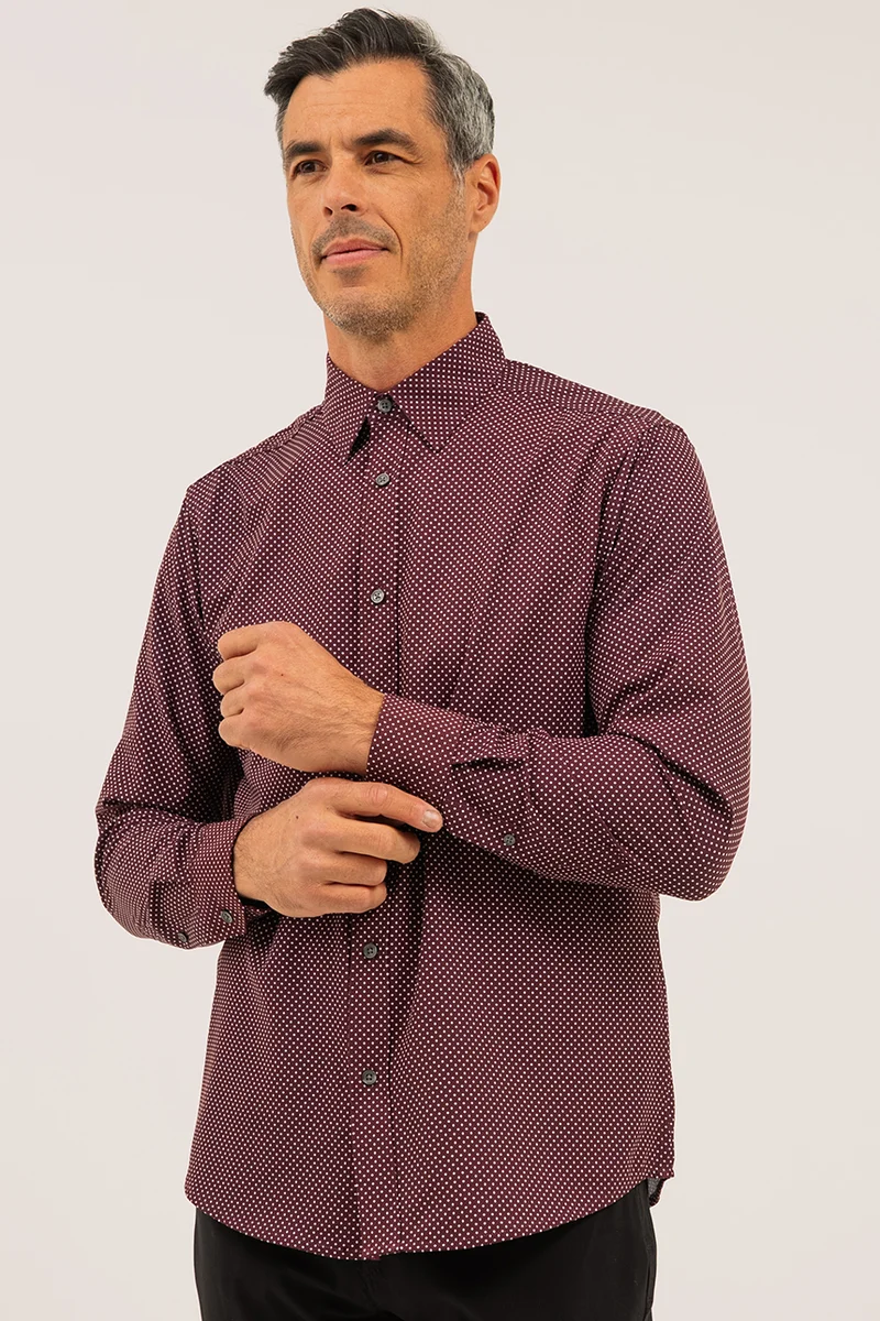 La chemise bordeaux à motif de petit losange
