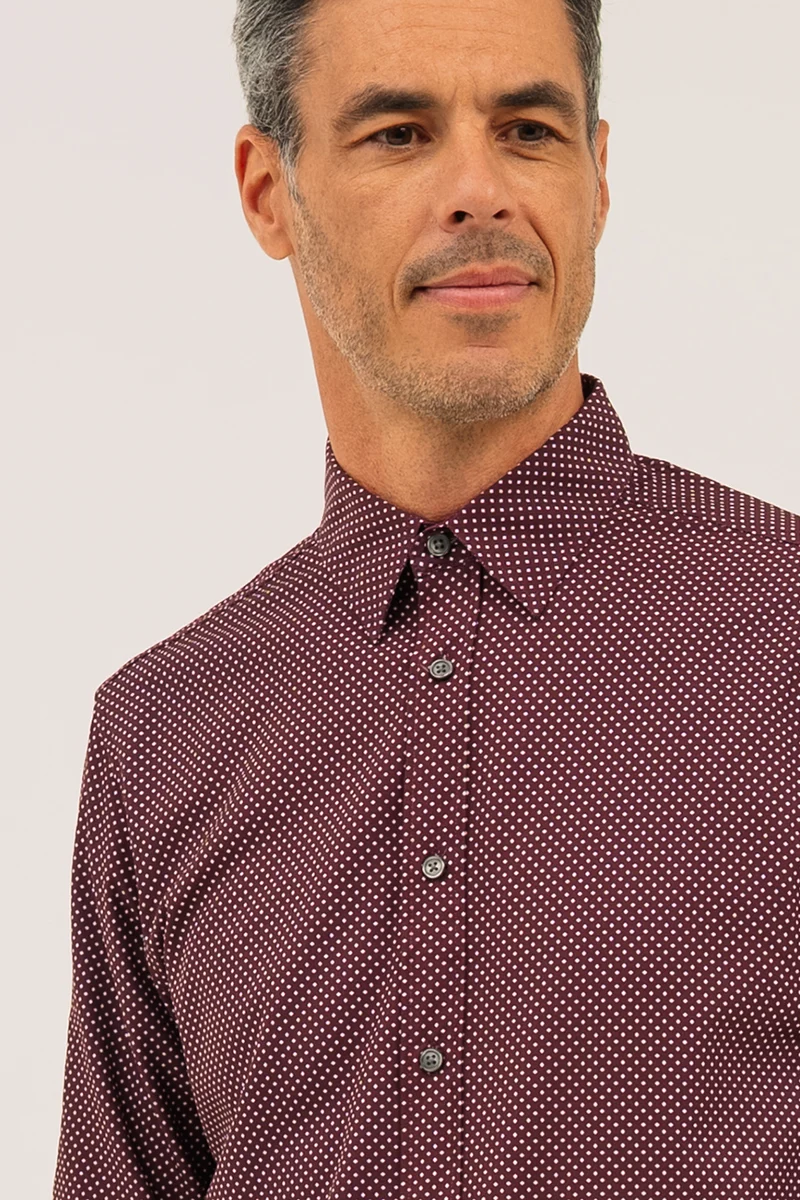 La chemise bordeaux à motif de petit losange