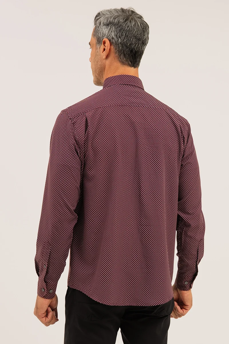 La chemise bordeaux à motif de petit losange