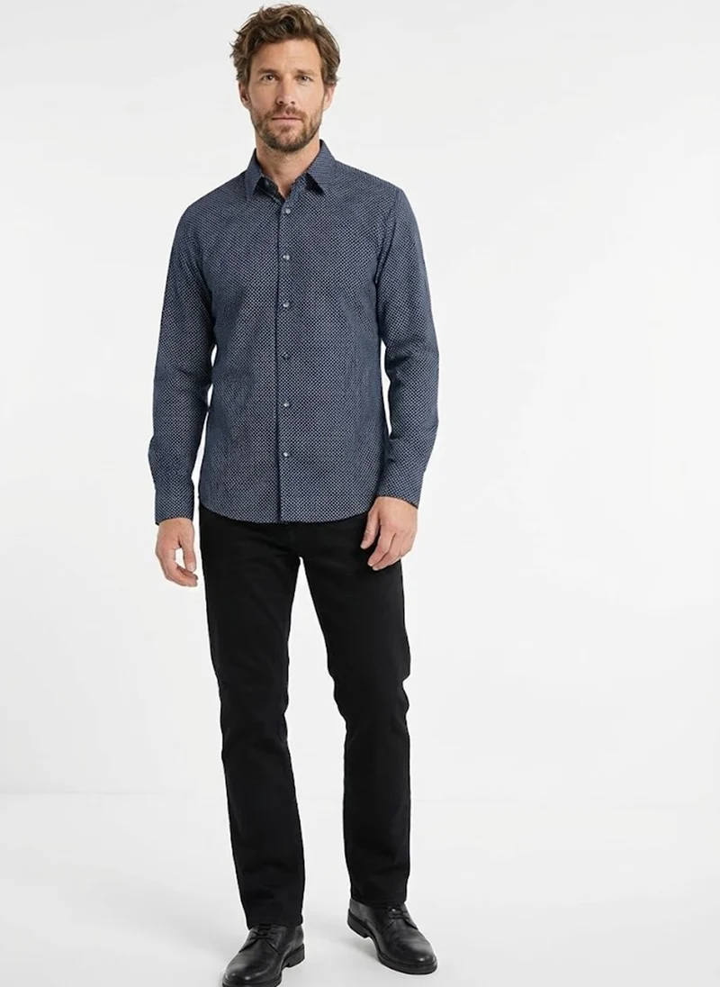 La chemise bordeaux à motif de petit losange