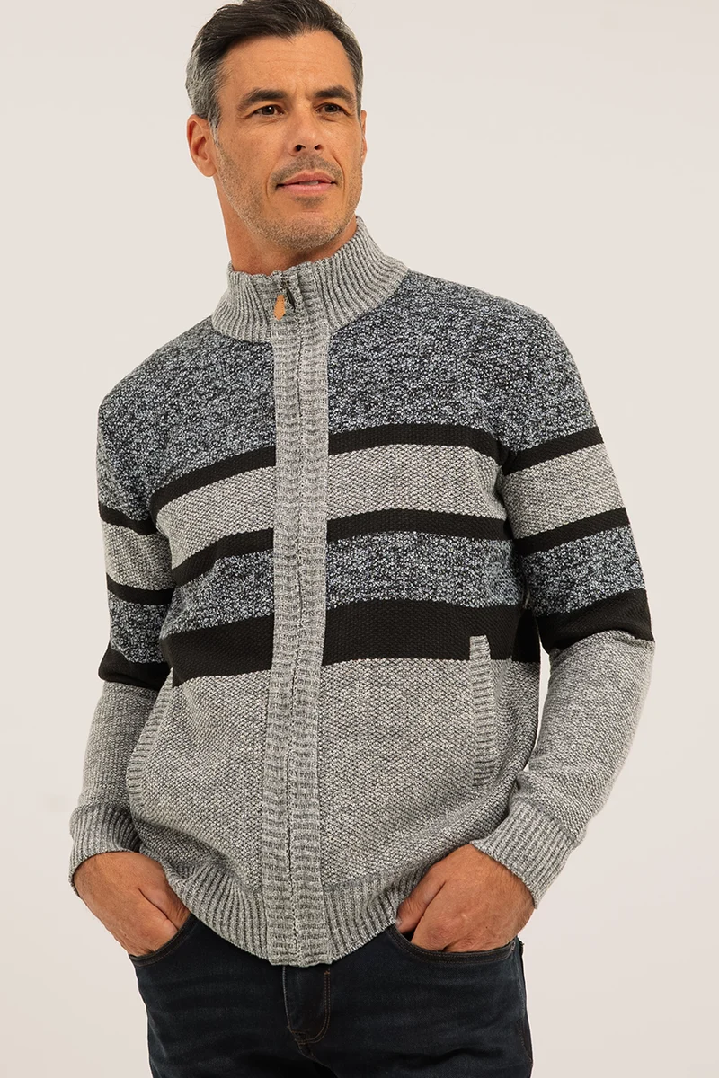 Le cardigan en tricot rayé doublé en flanelle