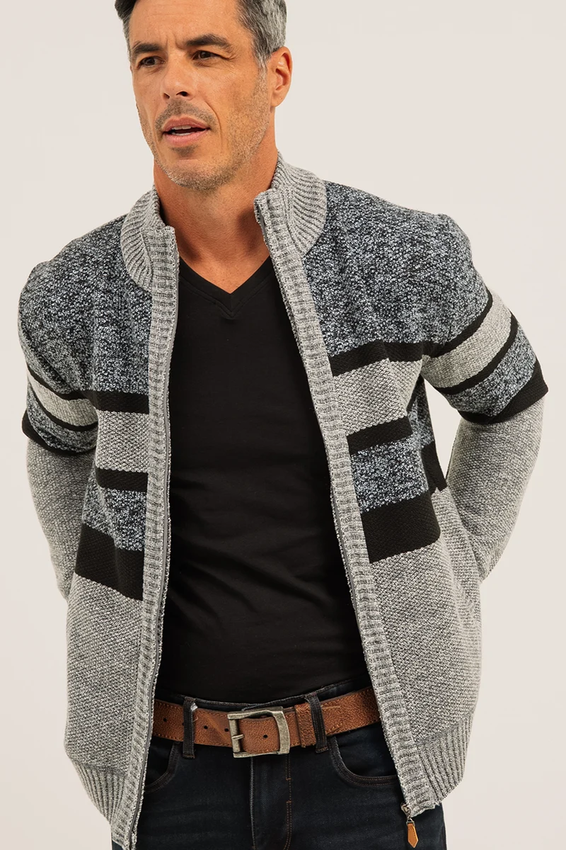 Le cardigan en tricot rayé doublé en flanelle
