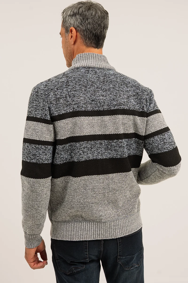 Le cardigan en tricot rayé doublé en flanelle