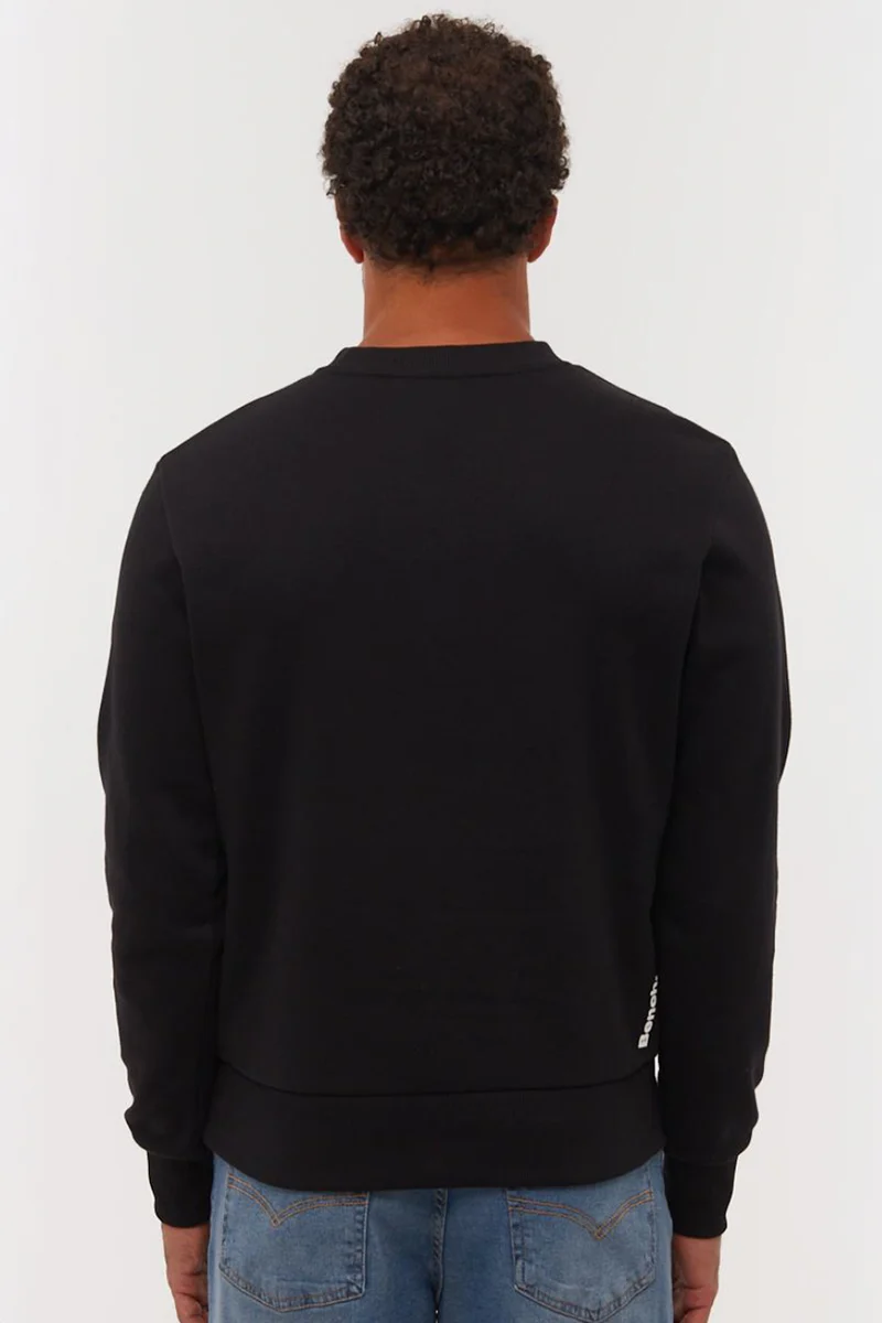 Le chandail noir avec logo Bench