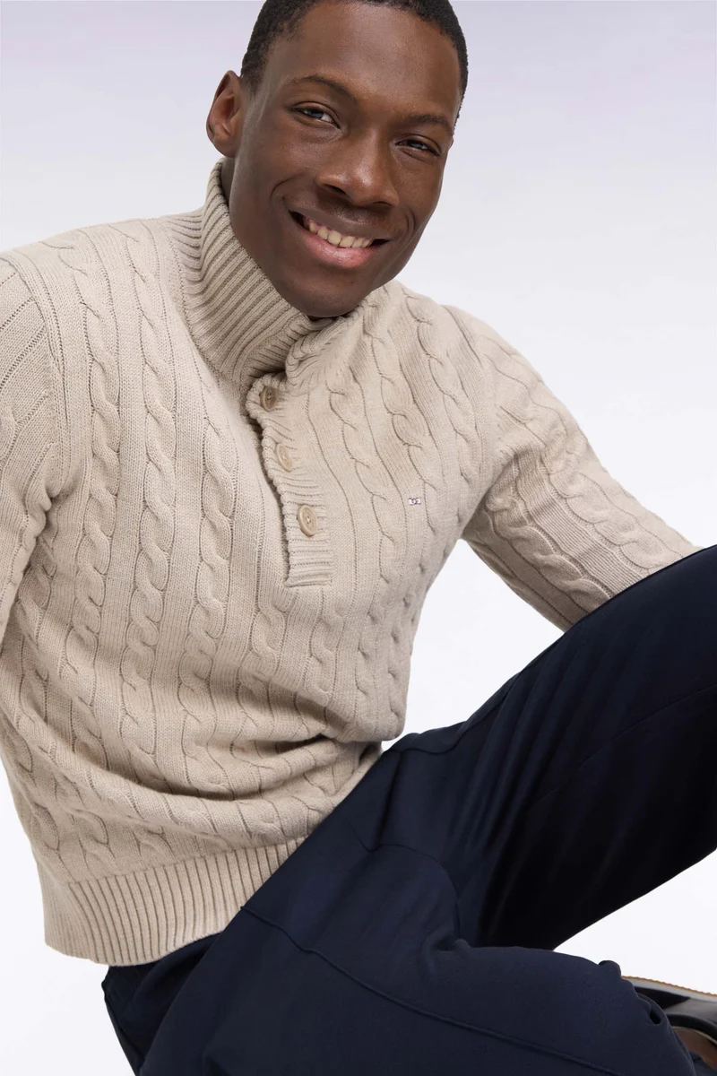 Pull à torsades col boutonné en coton beige coupe droite