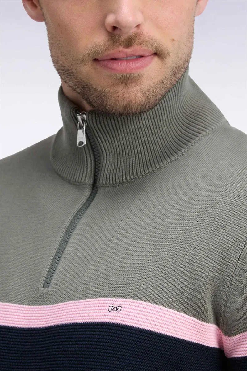 Pull à col camionneur en coton vert olive à découpes contrastées coupe droite