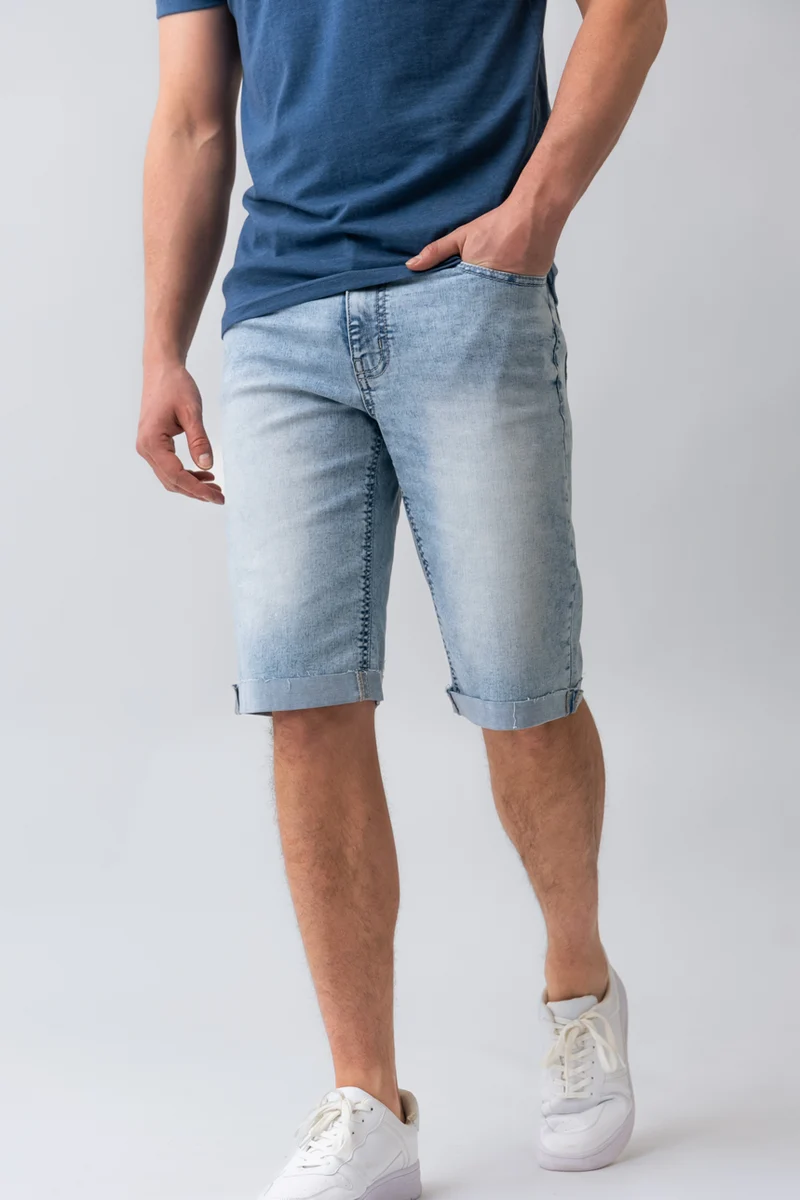 Le bermuda en denim bordure roulée