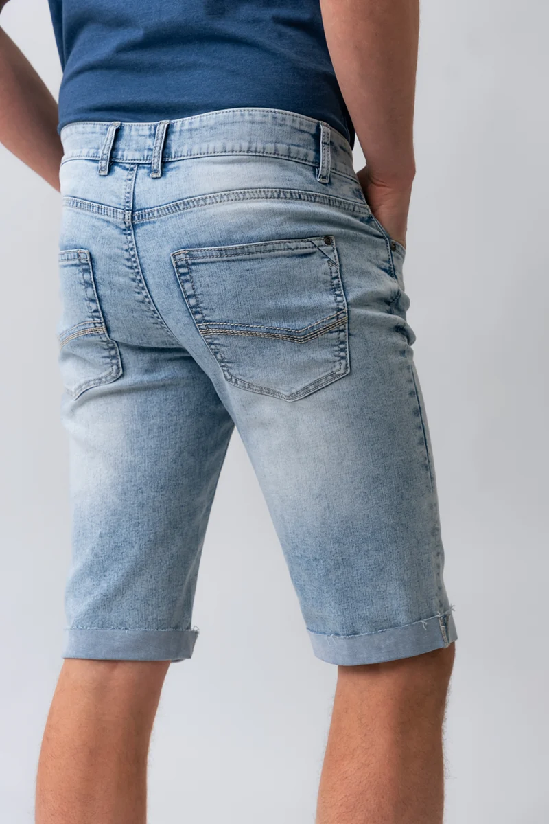 Le bermuda en denim bordure roulée