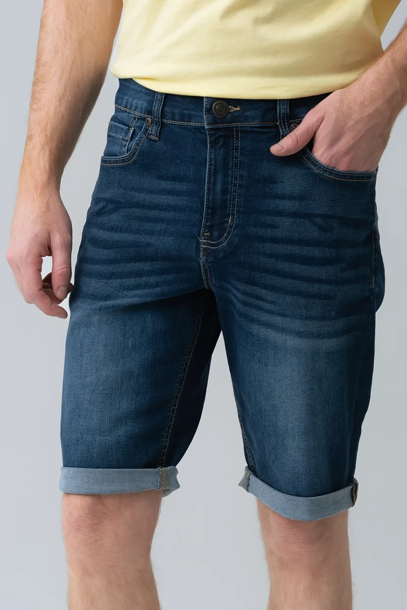 Le bermuda en denim bordure roulée