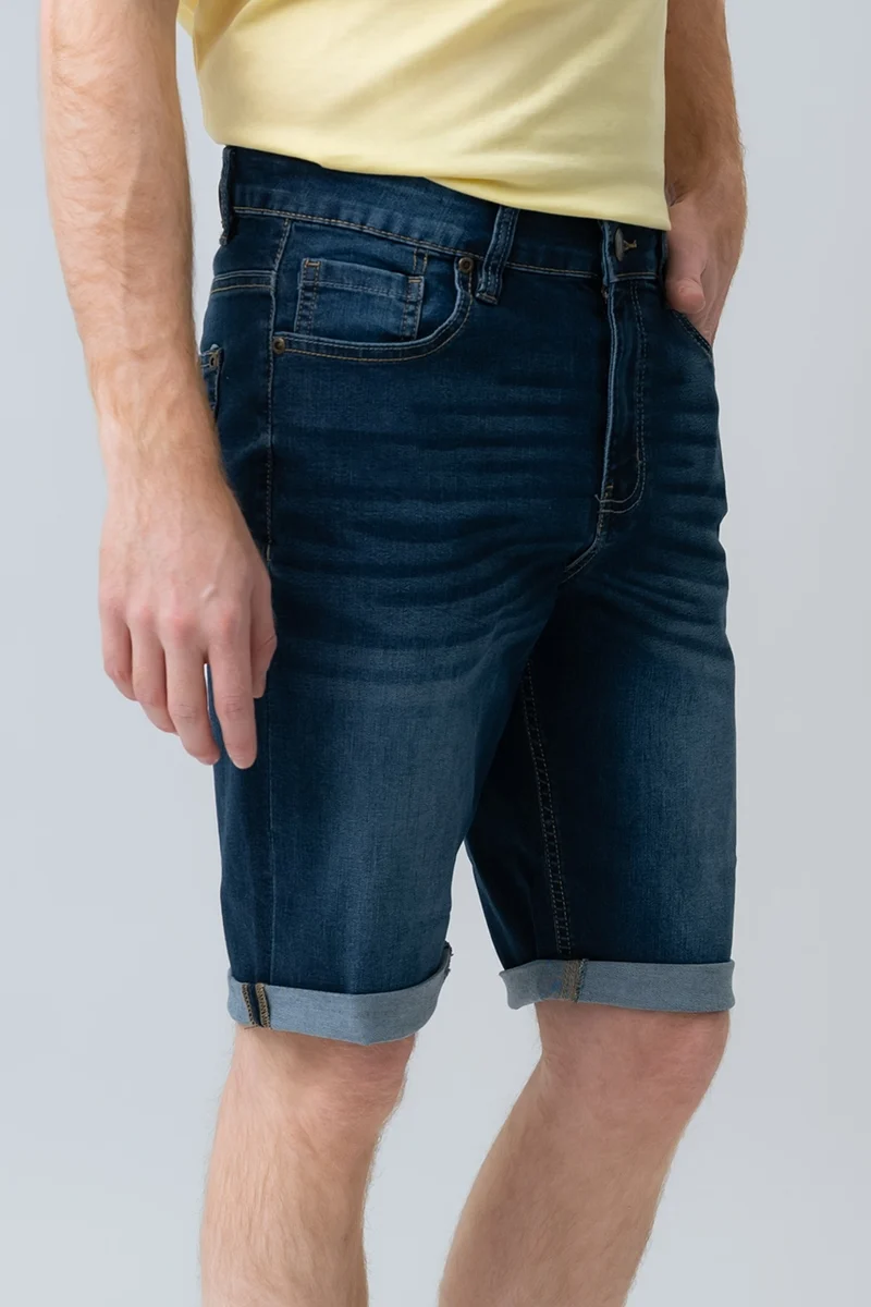 Le bermuda en denim bordure roulée