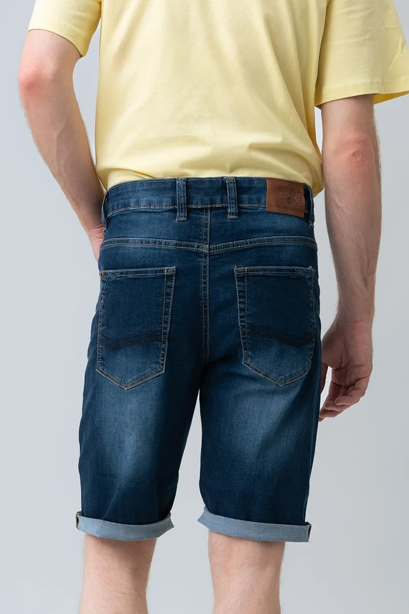 Le bermuda en denim bordure roulée