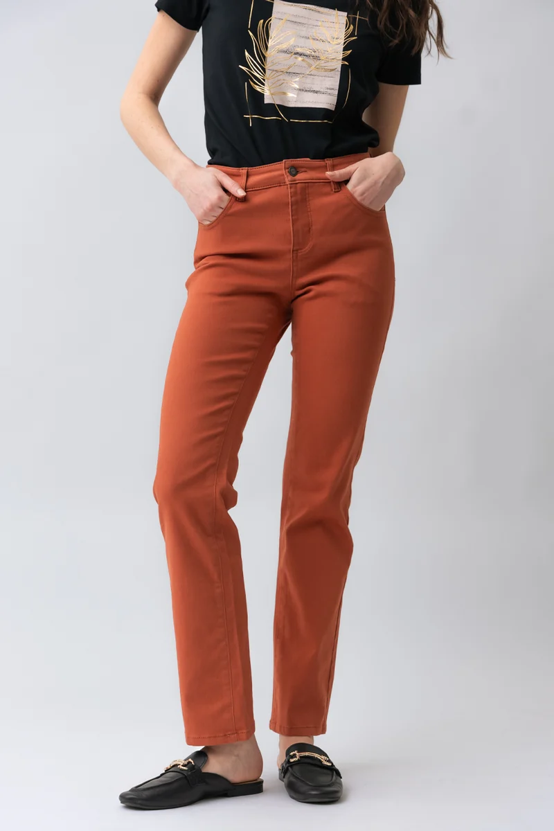 Le jeans droit sculptant de couleur