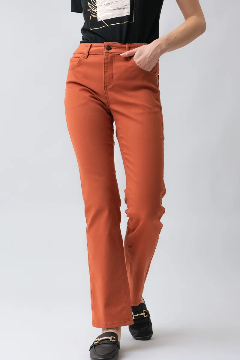 Le jeans droit sculptant de couleur