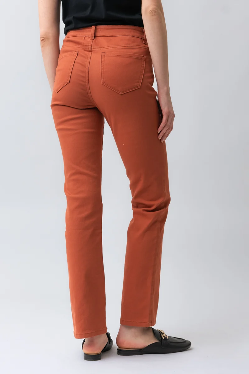 Le jeans droit sculptant de couleur