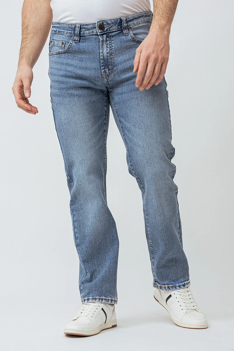 Le jeans classique jambe droite