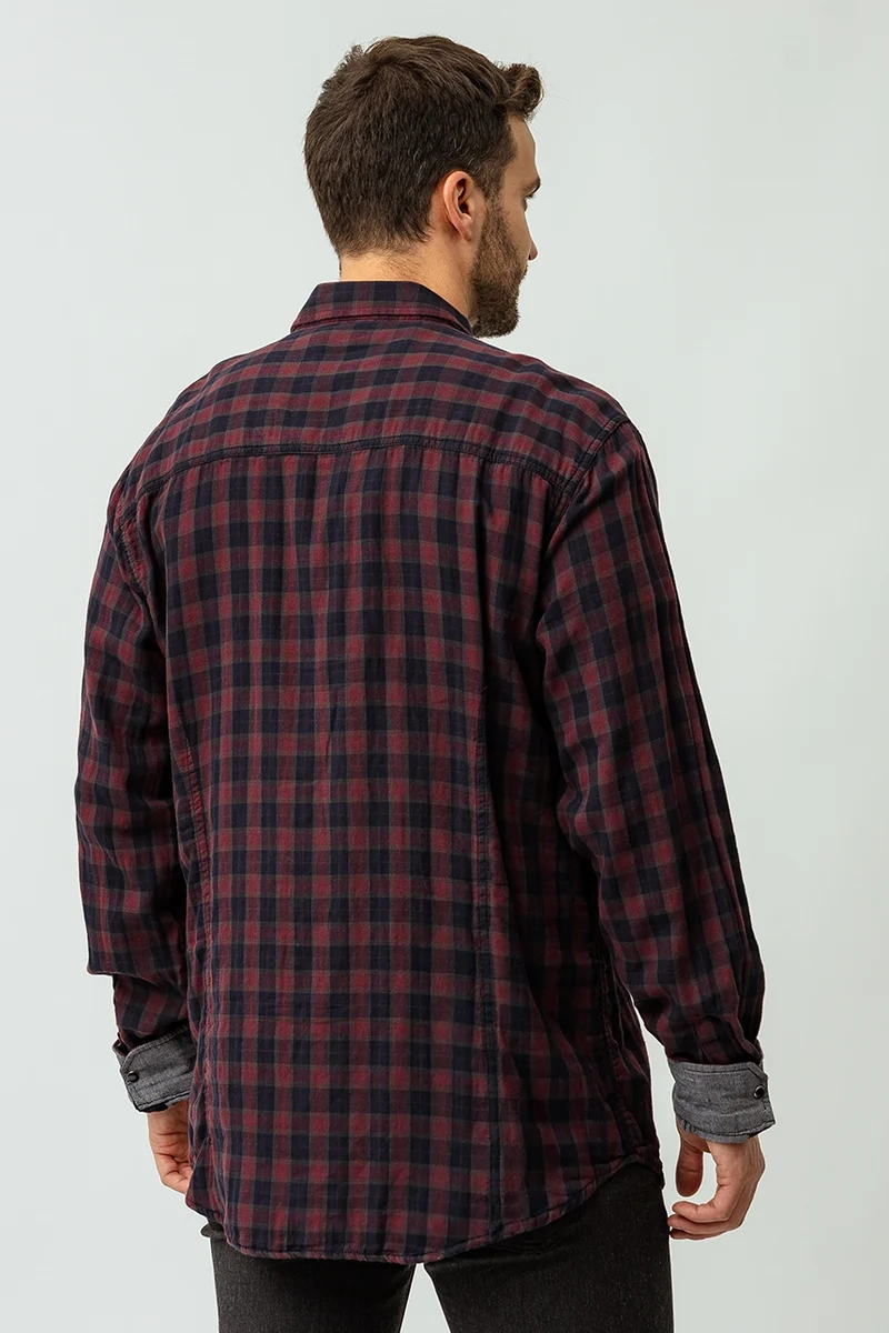 La chemise à carreaux à revers contrastes