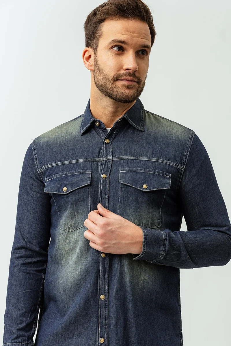 La chemise en denim délavé