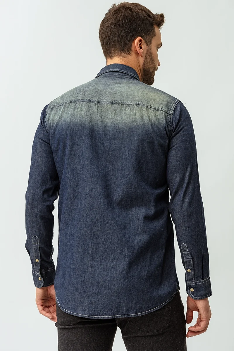 La chemise en denim délavé
